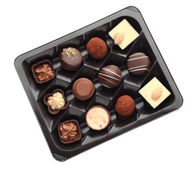 Beyaz arka planda lezzetli çikolata şekerleriyle dolu bir kutu.