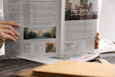 Kadın masada sabah gazete okuma