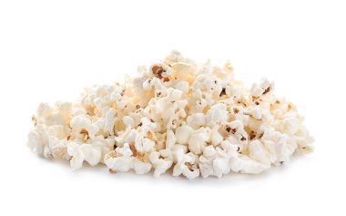 Beyaz arka plan üzerinde leziz patlamış mısır yığını