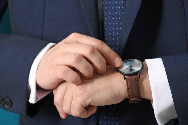 Onun, closeup bakarak adam. Zaman yönetimi kavramı