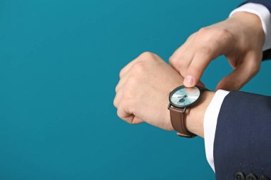 Onun renk arka planda, closeup bakarak adam. Zaman yönetimi kavramı