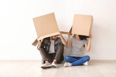 Kapalı kutuları ile genç bir çift. Yeni evime taşınmaya