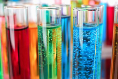 Renkli sıvılar, closeup ile birçok test tüpleri