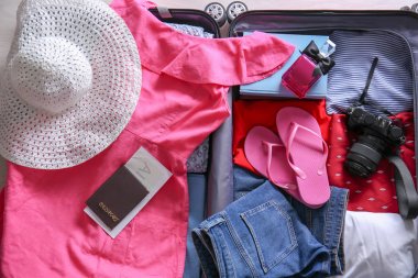 Paketlenmiş giysileri, üstten görünüm ile açık bavul