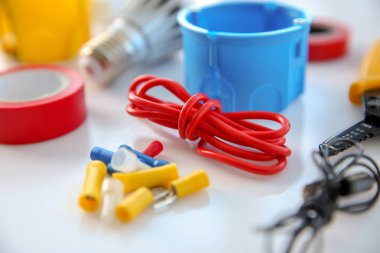 Beyaz arka plan üzerinde elektrikçi malzemeleri