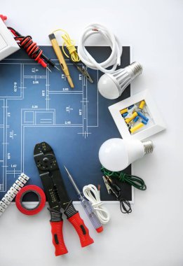 Elektrikçi malzemeleri beyaz arka plan üzerinde elektrik şemalı