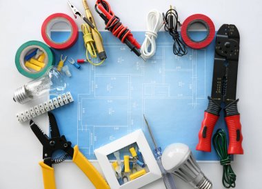 Elektrikçi malzemeleri beyaz arka plan üzerinde elektrik şemalı