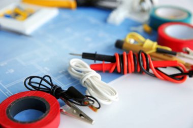 Beyaz arka planda, closeup elektrik Şemalı elektrikçi malzemeleri