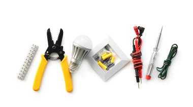 Beyaz arka plan üzerinde elektrikçi malzemeleri