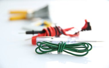 Beyaz arka plan üzerinde elektrikçi malzemeleri