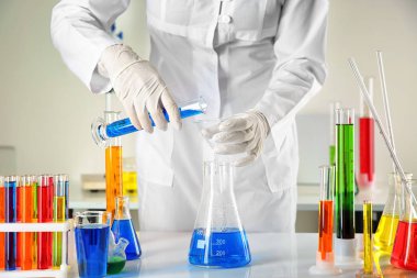 Laboratuar kapkacakları ve test tüpleri masada çalışma bilim adamı