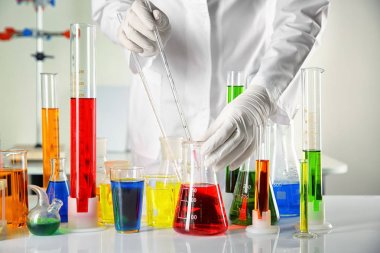 Laboratuar kapkacakları ile masada çalışan bilim adamı