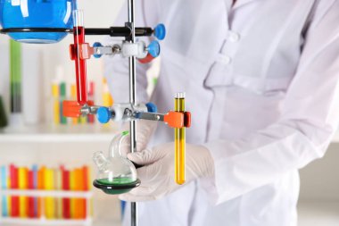 Laboratuar asistanı test tüpleri, closeup ayaklıklı ayarlama