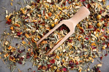 Kuru bitki çayı ve gri arka plan, üstten görünüm üzerinde ahşap Kepçe