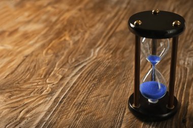 Ahşap arka plan üzerinde kum saati. Zaman yönetimi kavramı