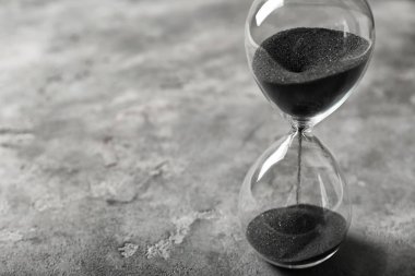 Gri arka plan üzerinde kum saati. Zaman yönetimi kavramı