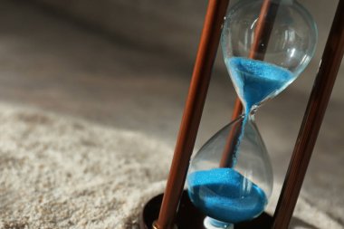 Kum üzerinde kum saati. Zaman yönetimi kavramı