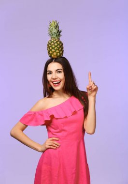 Ananas renk arka plan üzerinde çekici genç kadın