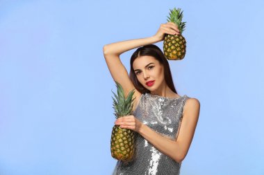 Renk arka plan üzerinde iki ananas çekici genç kadın