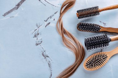 Farklı fırçalar ve renk arka plan üzerinde saç teli