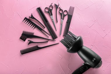 Renk arka plan üzerinde profesyonel berber aletleri