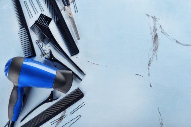 Işık arka plan üzerinde profesyonel berber aletleri