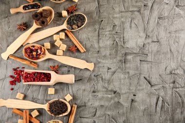 Kaşık ve kepçe ile farklı tip-in çay tablo