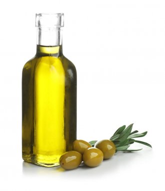 Beyaz zemin üzerine zeytin yağı ile şişe