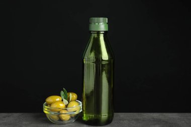 Şişe koyu arka plan karşı masada Zeytinyağlı