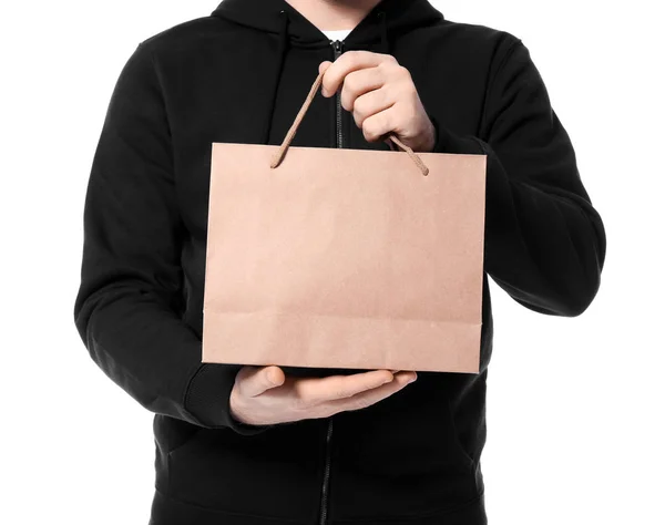 Junger Mann mit Papiertüte auf weißem Hintergrund. Essenslieferdienst — Stockfoto