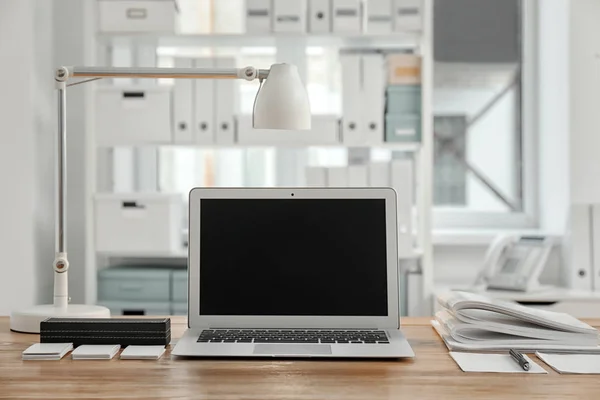 Elegante lugar de trabajo con portátil en la mesa — Foto de Stock