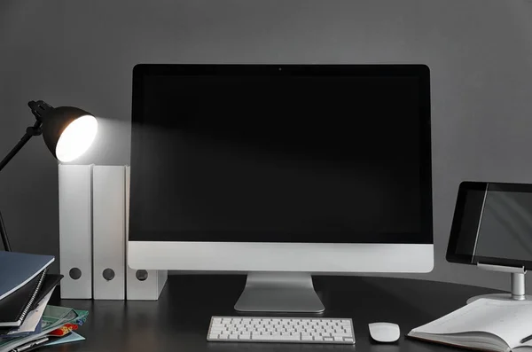 Стильне робоче місце з комп'ютером на столі — стокове фото