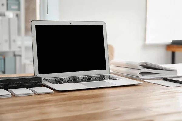 Stilvoller Arbeitsplatz mit Laptop auf dem Tisch — Stockfoto