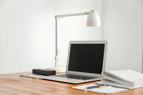 Eleganta arbetsplats med laptop på bord — Stockfoto
