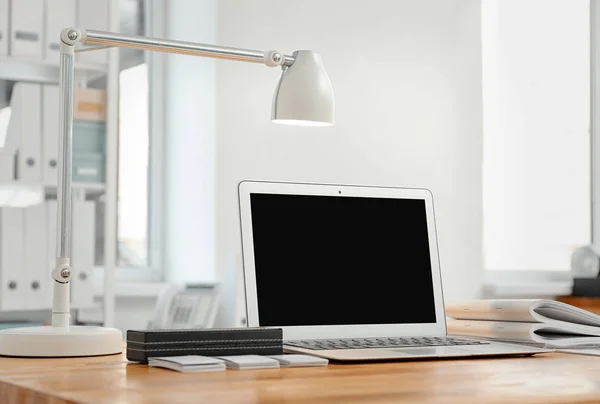Local de trabalho elegante com laptop na mesa — Fotografia de Stock