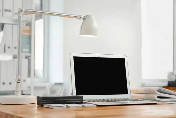 Elegante lugar de trabajo con portátil en la mesa — Foto de Stock