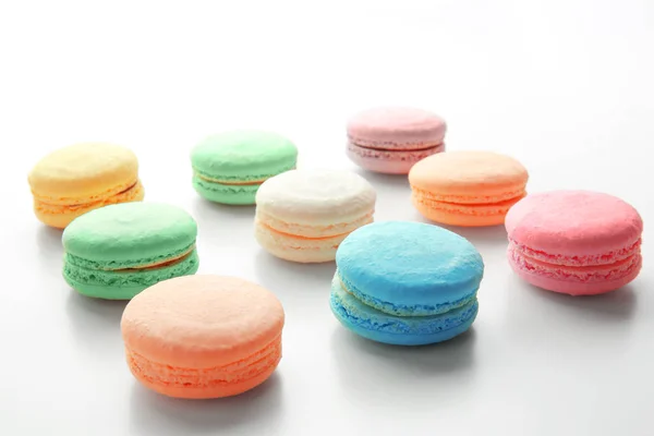 Smakelijke kleurrijke macarons op witte achtergrond — Stockfoto
