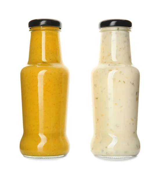 Бутылки с вкусными соусами на белом фоне — стоковое фото