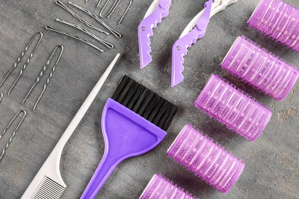 Flat lay composition with set of hairdresser's tools on grey background — Stock Photo, Image