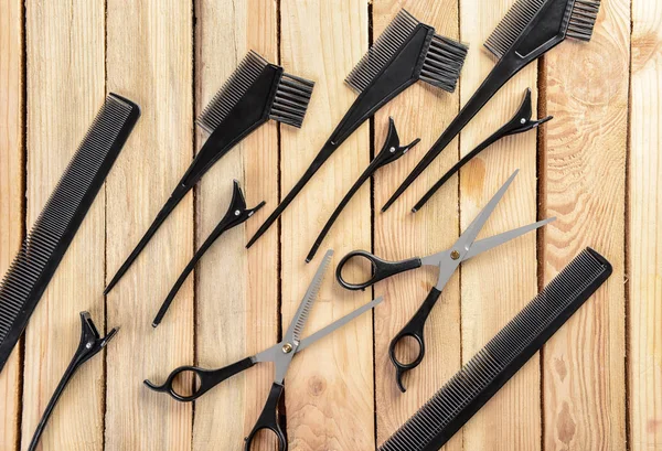 Mieszkanie świeckich skład z zestaw narzędzi fryzjera na podłoże drewniane — Zdjęcie stockowe