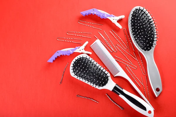 Flache Lagekomposition mit einer Reihe von Friseurwerkzeugen auf farbigem Hintergrund — Stockfoto