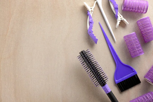 Composición plana con juego de herramientas de peluquería sobre fondo claro —  Fotos de Stock