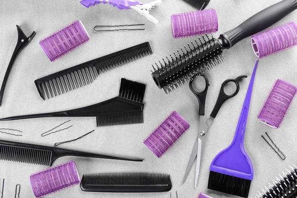 Composição de leigos planos com conjunto de ferramentas de cabeleireiro em fundo leve — Fotografia de Stock