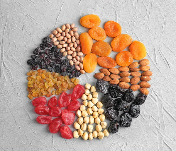 Différents types de noix et de fruits secs sur la table — Photo