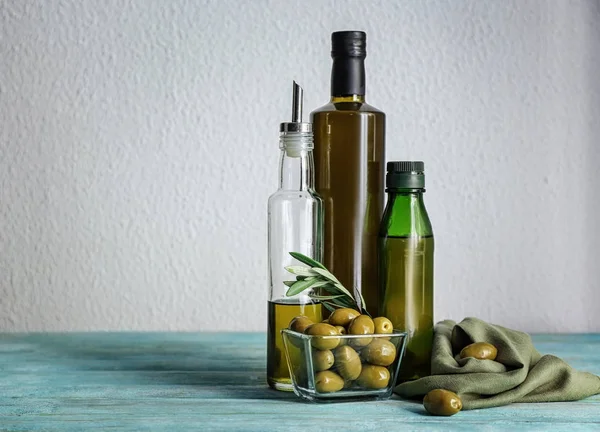 Composición con aceitunas y aceite sobre mesa — Foto de Stock