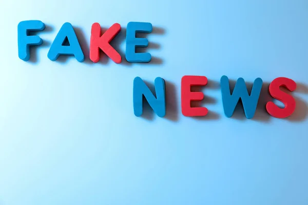 Texte FAKE NEWS fait de lettres sur fond de couleur — Photo