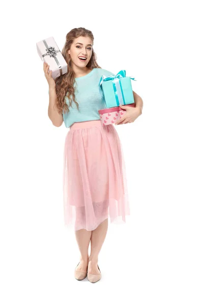 Krásná mladá žena s dárkové krabičky na bílém pozadí — Stock fotografie