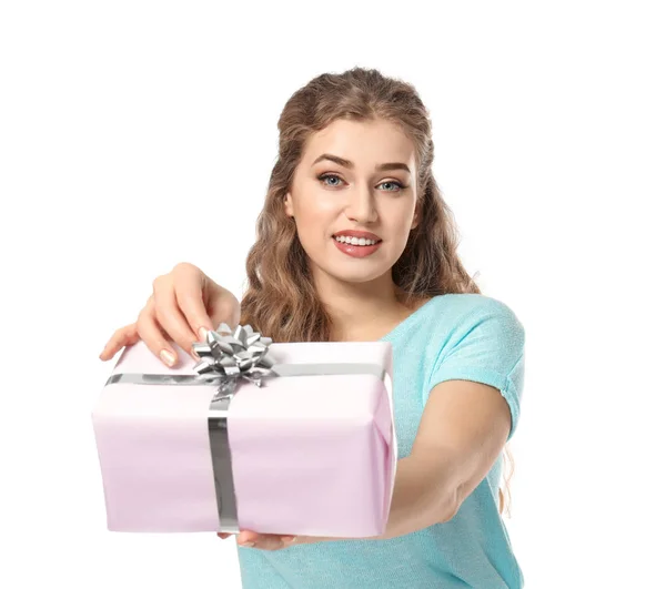 Belle jeune femme avec boîte cadeau sur fond blanc — Photo