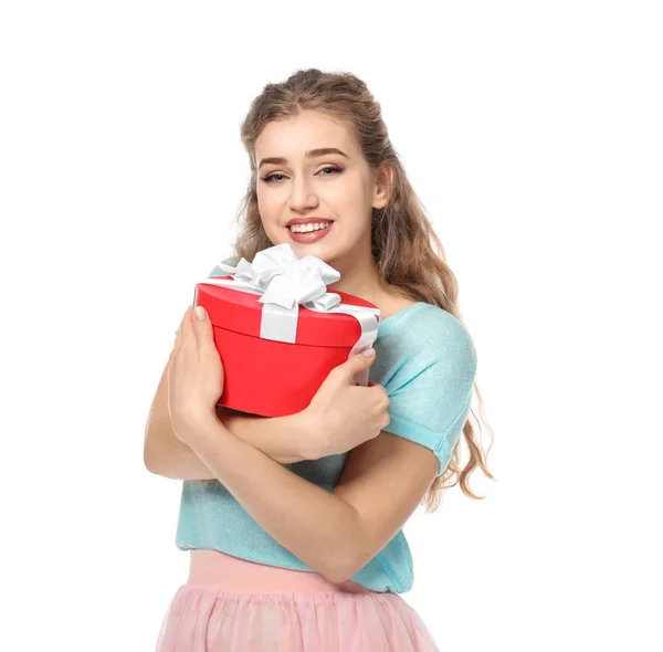 Hermosa mujer joven con caja de regalo sobre fondo blanco — Foto de Stock