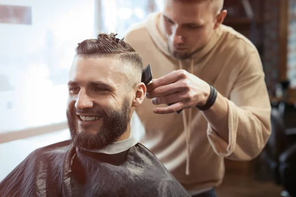 Professional barber working with client in hairdressing salon — Stock Photo, Image